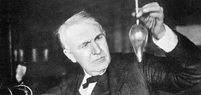 توماس أديسون أثناء محاولاته لاختراع المصباح الكهرباي في معمله